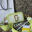 Marc Jacobs Fluoro Edge Snapshot crossbody bag กระเป๋าแบรนด์ดังจากสัญชาติอเมริกัน นับได้ว่ารุ่นนี้เป็นรุ่นทรงฮิตของ marc jacobs เลยทีเดียว กระเป๋า Snapshot อันเลื่องชื่อของ Marc Jacobs ซึ่งได้รับการอัพเดตอย่างกระฉับกระเฉงในเวอร์ชั่นเรืองแสงนี้ผ่านสีไล่ระด