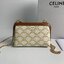 ORI 】หนังแท้ CELINE CLUTCH WITH CHAIN IN TRIOMPHE CANVAS AND LAMBSKIN WHITE/TAN กระเป๋าคลัทช์ดีไซน์เรียบหรูออกแบบมาได้อย่างลงตัว พร้อมสายสะพายโซ่ทองสุดหรู ด้วยรูปทรงที่สวยงามและทันสมัย สามารถใส่กระเป๋าสตางค์ใบสั้นหรือเครื่องสำอางค์ได้ตามขนาดกระเป๋า ในเรื่