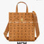 M.C.M KLASSIK SMALL TOTE IN VISETOS กระเป๋าโท้ทไซส์ใหญ่กำลังดี กับดีไซน์ใหม่ เพิ่มความยาวหูสะพายให้สะดวกใช้งานได้มากขึ้นในการสะพายไหล่ และยังคงความคลาสสิค ใช้ได้ในทุกโอกาส สะพายไปเรียน ไปทำงาน เหมาะทุกลุค มาพร้อมสายสะพายข้าง ไม่ใช้ก็ถอดออกถือช้อปปิ้งเก๋ๆไ