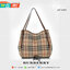 พรีเมี่ยมกิ๊ฟแท้ 100% 】Burberry New War Horse Check Tote Gift Bag กระเป๋าถือหรือสะพายไหล่ วัสดุ canvas ภายในโล่ง มี2ช่องเล็ก จุของได้เยอะ น้ำหนักเบา เปิด-ปิด ด้วย กระดุม จุของได้เยอะ สวย หรู น่าใช้ ไม่ควรพลาดค่า