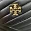 Tory Burch KIRA CHEVRON SMALL CAMERA BAG รุ่น Kira Chevron Small Camera Bag ตอบโจทย์คุณสาวๆ ได้อย่างละมุ่น สวยมาแต่ไกล ลุคหรูดูมีสไตล์ ดีไซน์เรียบหรู แต่ดูไฮไม่เบา..เพิ่มลวดลายด้วยการเย็บเย็บบนหนังเป็นลายเส้น (Chevron) ตกแต่งสายสะพายด้วยพู่ห้อยเกร๋ๆ สายยา