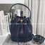OUTLET 】BEST PRICE!! ปรับราคาพิเศษ เหมาะกับให้เป็นของขวัญที่สุด! งานช็อป 💕 Tory burch monogram leather bucket bag ดีไซน์สวยงามตามแบบฉบับของแบรนด์แล้ว **ที่ทำจากวัสดุหนังแท้ ตัวกระเป๋าอยู่ทรงสวยมีลายแบรนด์สวยหรู ใช้รูดเปิดปิด ภายในบุผ้าอย่างดี มีช่