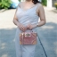 ALDO HARORTLAND BAG กระเป๋าทรง Box วัสดุผ้ากำมะหยี่แจ่งลาบฉลุสีทองสวยมากกกกกสุดๆ เปิดปิดด้วยกระดุมแม่เหล็ก เป็นลักษณะกล่อง เก๋ๆค่ะ ด้านในเป็นช่องโล่ง ใส่มือถือ กปต. เครื่องสำอางค์ จุได้เยอะค่ะ มาพร้อมสายยาว ปรับได้ 5 ระดับ และ พวงกุญแจพู่ ถอดได้ค่ะ แนะนำค