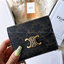 CELINE SHORT WALLET VIP GIFT WITH PURCHASE (GWP) พรีเมี่ยมกิ๊ฟ Limited จาก CELINE HAUTE PARFUME DUTYFREE COUNTER วัสดุ Triomphe Canvas หนังสวยอยู่ทรงปั้มโลโก้ด้านหน้าเปิดปิดฝาพับกระดุม ภายในมีช่องแบ่งหลายช่อง มีช่องใส่บัตรหลายช่อง ช่องใส่เหรียญ ช่องใส่ธนบ