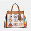 COACH FIELD TOTE 22 WITH PATCHES CA138 ส่วนหนึ่งจาก Coach Pride Collection ซึ่งเป็นการเฉลิมฉลองความเท่าเทียม ความหลากหลาย และการแสดงออกถึงตัวตนที่แท้จริงภายในชุมชน LGBTQIA+ ในเดือนนี้และทุกเดือน ตั้งแต่วันธรรมดาที่วุ่นวายไปจนถึงวันหยุดสุดสัปดาห์ที่เต็มไปด