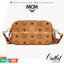 M.C.M E/W CAMERA BAG IN VISETOS (ทรงแนวนอน) กระเป๋าสะพายข้าง ทรงกล่อง ตัดขอบคมสวย ใช้งานง่าย ดีไซน์เรียบหรูและคลาสสิคตามสไตล์ วัสดุหนังแคนวาสคุณภาพดี เปิด-ปิดด้วยซิป แบ่งเป็น 2 ช่องหลัก ใส่ของสำคัญได้สบาย ใส่มือถือได้ทุกรุ่น มาพร้อมสายสะพายสปอร์ต ถอดออกได