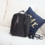 Kanken backpack กระเป๋าเป้สุดฮิต คุณสมบัติมีความทนทานสูงและสามารถกันน้ำ ทำจากเส้นใยพิเศษ เรียกว่า Vinylon-F มีซิปกลางที่เปิดเข้าไป ส่วนข้างในกระเป๋า ด้านในจะมีโฟมสำหรับรองแผ่นหลัง สะพาย สะพายสบายค่ะ เหมาะเป็นกระเป๋าเป้ที่สะพายไปโรงเรียน วันว่างสบายๆ หรือเ