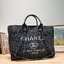 CHANEL LARGE TOTE BAG / CHANEL DEAUVILLE TOTE / CHANEL TOTE BAG กระเป๋าสะพายผ้าทวิต ทรงโท้ทใบใหญ่ ต้อนรับเทศกาลท่องเที่ยวช่วงสิ้นปีนี้ ใครมองหากระเป๋าสะพายไปเที่ยว ใบนี้น้องตอบโจทย์แน่นอน ด้วยดีไซน์โทนสีที่ใช้ได้กับทุกโอกาส และขนาดกว้างที่จุของได้แบบไร้กั