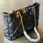 CHANEL SHOPPING BAG พร้อมส่ง ใหม่ล่าสุด และที่สุดของที่สุด กระเป๋าหนังแกะสังเคราะห์อย่างดี ใบใหญ่ 📌หนังนุ่มมากๆ ลายนวม หนังมีความลื่นเงาค่ะ 🌟โดดเด่นด้วยโลโก้แบรนด์และสายสะพายไหล่ใช้โลหะอย่างดีแถมสวยและหรูมากๆเลย ภายในกระเป๋ากว้างใส่สัมภาระ
