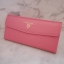 Wallet ยาวแบบพับกระดุม ก็มาแล้วน้าาา **สวยมากกกก ได้กระเป๋าอเนกประสงค์ทงานพรีเมี่ยมกิ้ฟ จากเคาเตอร์ต่างประเทศ จากแบรนด์ PRADA มาค่า เป็นกระเป๋าหนังใบยาว ลายหนัง saffiano ตามแบบฉบับของแบรนด์เลย มีช่องใส่บัตร ถึง 12 ช่อง และช่องซิปใส่ของจุกจิกได้คะ ขนาดกำลั