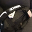 NIKE TRAVEL BAG กระเป๋าเดินทางสะพายสไตล์ Sport ใบใหญ่ วัสดุ NYLON + POLYESTER ด้านหน้าสกรีนโลโก้แบรนด์พร้อมช่องซิปใช้งานง่าย ช่องใหญ่เปิดปิดด้วยซิปคู่ ภายในกว้าง ใส่เสื้อผ้าสำหรับเดินทาง หรืออุปกรณ์เล่นกีฬาและฟิตเนสได้ มาพร้อมสายสะพายปรับได้ฟรีไซส์ ใบใหญ่