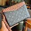 VIP 】จัดสินค้าคุณภาพมาให้สาวๆได้ใช้กันค่าา😘 Louis Vuitton Pochette Mélanie MM Monogram ใช้ขึ้นเครื่องได้เลย✈️ ✔️กระเป๋า ทรงคลัท แบบมีสายคล้องมือ ถอดออกได้หนึ่งสาย ✔️หนังแท้หนา ลายหนังพิมพ์ลายแบรนด์ได้สวยงามมากๆค่ะ