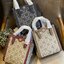 Tory burch t monogram jacquard mini tote ลวดลายT monogram ด้วยโลโก้สุดไอคอนนิคของแบรนด์ โดดเด่นด้วยกราฟฟิคและดีไซน์ ออกมาในหลายรูปแบบหลายคอลเลคชั่น แต่ละคอลเลคชั่นสวยหรูไม่แพ้กัน ทรงมินิโท้ท ขนาดกำลังดี ใช้งานง่าย ก็เป็นอีกหนึ่งรุ่นที่ทันยุคทันสมัยที่สาวๆ