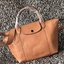 Longchamp Le Pliage Cuir Top handle bag S เรียกว่าเป็นกระเป๋าอีกหนึ่งรุ่นที่ไม่ว่ายังไงก็ฮอตฮิตและติดเทรนด์ตลอดไม่เคยเปลี่ยนกับ ทรง Le Pliage Cuir หนึ่งในตระกูลกระเป๋าสุดไอคอนิกจากแบรนด์