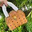 M.C.M Anna Visetos Crossbody Mini กระเป๋าครอสบอดี้ไซส์มินิใบนี้ใช้ประโยชน์จากดีไซน์สุดคลาสสิกของไลน์ Anna ทำให้ได้ผลลัพธ์เป็นแอกเซสซอรี่ร่วมสมัยที่ตรงกับไลฟ์สไตล์ไม่หยุดนิ่ง หนังนุ่ม (Nappa) เพิ่มความโดดเด่นให้ตัวกระเป๋าที่รังสรรค์จากผ้าใบเคลือบผิวล