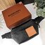 BURBERRY FRAGRANCES WAISTBAG VIP GIFT WITH PURCHASE (GWP) พรีเมี่ยมกิ๊ฟ Limited จากน้ำหอม BURBERRY วัสดุหนังแท้ CalfSkin หนังนิ่มสวยดูดีอยู่ทรงประดับโลโก้แบรนด์ด้านหน้า เปิดปิดด้วยซิปหัวซิปแบรนด์ ขนาดกำลังดี ภายในกว้างและจุค่ะ มีโลโก้ มีช่อง pocket ใช้ใส่