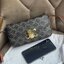 CELINE TRIOMPHE SHOULDER BAG IN TRIOMPHE อีกหนึ่งผลงานการออกแบบของ Hedi Slimane ที่ได้ดึงเอาเอกลักษณ์ต่าง ๆ ของ CELINE ออกมาและทำการตีความหมายใหม่จนได้กระเป๋าเรียบหรูและดูทันสมัย ให้คุณเลือกสะพายในชีวิตประจำวันเข้ากับการแต่งตัวสบาย ๆ หรือจะสะพายออกงานปาร์
