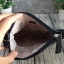 GUESS CROSSBODY กระเป๋าสะพายข้าง ผู้หญิงหรือผู้ชาย สามารถใช้ได้ค่ะ วัสดุหนังแกะสังเคราะห์พิมพ์ลายแบรนด์ ด้านหน้าประดับโลโก้แบรนด์มีเงิน เปิดปิดด้วยซิป น้ำหนักเบา ด้านในบุผ้าพิมพ์ลายเฉพาะของแบรนด์ มีช่องซิปด้านในอีก 1 ช่องค่ะ
