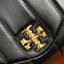 OUTLET 】Tory Burch Kira Top Handle Satchel มี2ขนาด Small/Medium กระเป๋าทรงใหม่ล่าสุดจากรุ่นคิร่า (Kira) มาในเทคนิคตัดเย็บควิลท์แนวขนาน ใช้วัสดุหนังเงานุ่ม สะท้อนแรงบันดาลใจแบบนิวยอร์กจากเบาะหนังในรถคลาสสิค Hardwareสีทองสวยหรู และจุดเด่นอีกรุ่นคิร่าคือความ