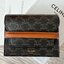 CELINE SHORT WALLET กระเป๋าสตางค์ซีลีนใบสั้น วัสดุ Triomphe Canvas หนังขึ้นลาย Signature Brand สวยอยู่ทรงมีโลโก้ด้านหน้าเปิดปิดด้วยฝาพับคาดเเถบหนังด้านหน้า ภายในมีโลโก้ มีช่องแบ่งหลายช่อง มีช่องใส่บัตรหลายช่อง สามารถช่องใส่เหรียญ บัตร ธนบัตรเเบบพับได้ ไอเ