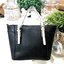 GUESS DELANEY CROSS BODY BAG New arrival กระเป๋าถือหรือสะพายรุ่นขายดี จาก GUESS FACTORY new collection วัสดุหนัง ปั๊มลาย GUESS Signature รอบใบ สวยหรูอยู่ทรง ขนาดกำลังงน่ารัก น้ำหนักเบา ด้านหน้าประดับโลโก้ พร้อมพวงกุญแจห้อยที่หูหิ้ว ถอดเเยกใช้ได้ เปิดปิดด้