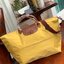 LONGCHAMP LE PLIAGE CLUB TRAVEL BAG กระเป๋าขนาดใหญ่สำหรับการเดินทาง เราเรียกที่นี้ว่า travelling bag รุ่นคลาสสิค มาพร้อมสายสะพายยาวที่ปรับและถอดออกได้ ความพิเศษของรุ่นนี้ที่ครองใจนักเดินทางทั่วโลก คือซิปรอบตรงกลางตัวกระเป๋า สามารถเปิดซิปเพื่อขยายขนาดและพั