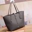 COACH MARKET TOTE กระเป๋าถือใบใหญ่ทรง TOTE ทรงกระเป๋าสวยหรู กระเป๋าใบใหญ่ใส่ของได้เยอะ Tote bag อีกหนึ่งรุ่นฮิต ให้พื้นที่จุของกว้างขวาง เชื่อว่าต้องเคยผ่านตาสาว ๆ มาก่อนแน่นอนค่ะ เพราะเป็นกระเป๋าที่ใช้งานง่าย สะพายไหล่ไปได้ทุกที่ ทุกโอกาส ด้วยขนาดของกระเ