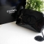 รุ่นใหม่ค้าา♡ Chanel precision luxury leather clutch with chain จากงานพรีเมี่ยมกิ๊ฟ แบรนด์ดังหนังแก้วมันสวยหรู ด้านหน้า ตกแต่งโลโก้แบรนด์บนเฟอร์สีดำ สายโซ่ยาวสีดำสุดหรู สายถอดเก็บได้ ด้านในบุผ้ามันสีแดง ปั้มแบรนด์แท้ จุของได้เยอะ ใส่มือถือได้ทุกรุ่