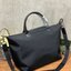Longchamp Le Pliage Neo Size M มาพบกับกระเป๋ารุ่นยอดนิยม ที่สาวๆ ต้องมีไว้เก็บไว้สักใบ กระเป๋าโท้ทใบนี้ มาพร้อมกับสีที่มีสไตล์เรียบง่าย มีสายสะพายยาวช่วยให้คุณสามารถสะพายไหล่ได้อย่างสบาย ในขณะที่ที่ปิดแบบซิปช่วยให้คุณมั่นใจได้ว่าของด้านในมีความปลอดภัย Le 