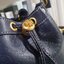 Tory burch monogram leather bucket bag ดีไซน์สวยงามตามแบบฉบับของแบรนด์แล้ว ที่ทำจากวัสดุหนังแท้ ตัวกระเป๋าอยู่ทรงสวยมีลายแบรนด์สวยหรู ใช้รูดเปิดปิด ภายในบุผ้าอย่างดี มีช่องเล็กหนึ่งช่อง ใส่ของได้หลากหลายขนาดกำลังดี ที่นอกจากจะได้เรื่องดีไซน์สวยงาม