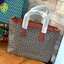 ของแท้ 💯% Tory Burch Gemini Link Canvas Small Tote กระเป๋าสุดปังจากทอรี่ เบริช์(Tory Burch) อย่างเจมิไนลิงค์ ในทรง tote bag ซึ่งผลิตจากผ้าใบเคลือบผิวด้าน มีเอกลักษณ์โดดเด่นที่ลายทางตรงกลาง