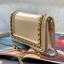 Charles&Keith Chain detail Clutch Best sellwr กระเป๋าสะพาย เป็นทรง crossbody หรือถอดสายถือเป็นคลัชท์ได้ มีดีเทลโซ่ร้อยหนังรอบใบ อะไหล่ทอง เปิดปิดด้วยกระดุมแม่เหล็ก ภายในมีช่องซิป ช่องเสียบบัตร และช่องใหญ่ใส่มือถือได้ทุกรุ่น พร้อมสาย สะพายแบบโซ่ต่อหนัง ถอด