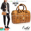 M.C.M ESSENTIAL BOSTON BAG IN VISETOS กระเป๋าถือ/สะพายข้าง ทรงหมอน สวยโดดเด่น ทรงสวยยอดนิยม มาพร้อมพวงหนังห้อย และสายรัดเก็บหูจับ วัสดุหนังแคนวาสคุณภาพดี เปิด-ปิดด้วยซิป ภายในเป็นหนังกลับ โล่งกว้าง ใส่ของได้เยอะ กระเป๋าสตางค์ โทรศัพท์ ของจุกจิกต่างๆ สบาย!