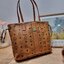 M.C.M SMALL REVERSIBLE LIZ SHOPPER IN VISETOS พร้อมเสิร์ฟความสวยให้ถึงบ้าน กับกระเป๋าทรงโท้ทไซส์ small ขนาดกำลังสวย แถมไม่พอ!! ยังมีใบลูกไปให้อีก สะพายแยกได้เก๋ๆด้วย!! ใครที่มองหากระเป๋าทรงโท้ทจุๆหน่อย ก็ต้องใบนี้เลย ดีไซน์ทรงสวยน่าใช้ โดดเด่นกว่าใคร ไม่ซ