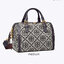 Large: Tory burch T Monograme Jacquaed Duffle เป็นทรงกระเป๋าที่มีความฮอตฮิตตลอดกาล ด้วยรูปทรงคลาสสิคและเหมาะใช้งานเข้ากับทุกสถานการณ์ ไม่ว่าจะเป็นกระเป๋าสะพายไหล่ เพิ่มความคล่องตัวและเข้าได้กับทุกลุค ไม่ว่าจะเป็นวันสบายๆ หรือวันที่ต้องออกไปทำกิจกรรมลุยๆ ห