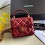 หนังแท้ VIP GIFT CHANEL MINI BLACK BAG รุ่นยอดนิยมไอเท็มฮิตวัสดุหนังแท้เรียบสวยคลาสสิคเปิดปิดด้วยฝาปิดกระดุมด้านหน้ามีโลโก้แบรนด์อะไหล่ทองสวยหรูดูดีมากกกก มาพร้อมสายโซ่ทองร้อยหนังจะสะพายไหล่ หรือ Crossbody ก็ดูดี ภายในโล่งกว้าง ตัวจริงสวยน่าใช้ Chanel min