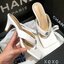 CHANEL งามสวม สวย หรู่ แตะหนีบ นุ่มใส่สบาย ไม่สูงมาก กำลังใส่สบาย ด้านหน้าปัก โลโก้แบรนด์ แมทส์ชุดง่าย น้ำหนักเบา