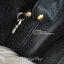 CHANEL CAVIAR HANDBAG VIP GIFT BAG กระเป๋าทรงหมอนขนาดกำลังดี #สวยหรูมาก งานพรีเมี่ยมกิ๊ฟของเเท้จาก CHANEL COUNTER แบรนด์ดัง หนังคาเวียร์เต็มใบ ด้านหน้าปั้มจมโลโก้สวยหรู เปิดปิดด้วยซิป ประดับTAG โลโก้แบรนด์อะไหล่ทอง มาพร้อมที่ล้อคกุญแจแสนเก๋ ใช้งานได้จริง 