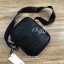 CALVIN KLEIN JEANS CROSSBODY BAG กระเป๋าสะพายจาก Calvin Klein Jeans วัสดุหนังpuคุณภาพดีเนื้อนิ่ม น้ำหนักเบา กันน้ำ ด้านหน้ามีปั้มโลโก้ เปิดปิดด้วยซิปสะดวกใช้ หัวซิปแบรนด์ ด้านหน้ามีช่องโล่งไว้ใส่ของหยิบใช่สะดวก ภายในมีโลโก้เเละช่องโล่ง ใส่กระเป๋าสตางค์ใบย