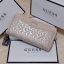 GUESS FACTORY WOMEN'S WALLET กระเป๋าสตางค์ใบยาว ดีไซน์สวยหรู วัสดุหนังนิ่ม ปั๊มลายแบรนด์คมชัด ประดับโลโก้แบรนด์สวย เปิดปิดด้วยซิปบน ภายในมีทั้ง ช่องใส่ธนบัตร แบงก์พัน และช่องใส่บัตรหลายช่องแยกเป็นสัดส่วน ภาพถ่ายจากสินค้าจริงสวยน่าใช้ค่ะ สาวๆที่กำลังห