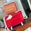 Tory burch description mercer adjustbale shoulder bag เป็น Collection รุ่นท็อปที่สาว ๆ หลายคนถูกใจ ด้วยทรงกระเป๋าคลาสสิกสุดเก๋ ใช้งานแบบไหนก็ดูดี ในลุคช์สาวหวานแบบสะพายสายคู่ หรือ ต้องการความคล่องตัวด้วยการสะพายแบบครอสบอดี้ มีดีไซน์ที่ Practical ต่อการใช้