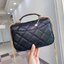 Tory Burch Willa Mini Top Handle Bag พร้อมส่งที่ไทย ใบจริงคือสวยสุดดไปเลยค่าา! กระเป๋าสะพายข้างหรือหิ้วก็เก๋ไปอีกเลยค่ะ! หนังแท้อย่างดี ลายนวมนิ่มมือดีมากค่ะ ด้านหน้ามีอะไหล่โลโก้แบรนด์ เปิดปิดกระเป๋าแบบกระดุมแม่เหล็ก ภายในสามารถใส่กระเป๋าเงินใบกลางได้;มื