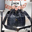 หนังแท้ M.C.M Essential Visetos Original Drawstring Small Cognac / M.C.M Aren Drawstring Bag in Visetos Original กระเป๋าสะพายทรง bucket ขนาดน่าใช้ ภายในเป็นช่องโล่งกว้าง จุของได้เยอะ งานหนังแท้ทั้งใบ ใต้กระเป๋ามีหมุดรองฐานอย่างดี ช่วยถนอมกระเป๋า สายสะพายส