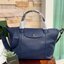 Longchamp LE PLIAGE CUIR TOP HANDLE BAG S เรียกว่าเป็นกระเป๋าอีกหนึ่งรุ่นที่ไม่ว่ายังไงก็ฮอตฮิตและติดเทรนด์ตลอดไม่เคยเปลี่ยนกับ ทรง Le Pliage Cuir หนึ่งในตระกูลกระเป๋าสุดไอคอนิกจากแบรนด์ เมื่อรุ่น Le Pliage Cuir ในรูปแบบของหนังแกะ Metis ได้ถือกำเนิดขึ้นใน