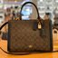 COACH ZOE CARRYALL IN SIGNATURE CANVAS เดอะเบสท์แห่งปี ต้องยกให้พี่คนสวยใบนี้เลย!! รุ่นที่สาวๆตามหา หายากอีกหนึ่ง กระเป๋าถือ/สะพายทรงสวย คลาสสิค ใบใหญ่จุคุ้ม มีดีเทลน่ารักๆที่แม่กุญแจ สามารถล็อคหัวซิปได้ กุญแจซ่อนในพวงหนังห้อยก็น่ารักไปอีก ภายในโล่งกว้าง 