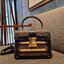 ใหม่ล่าสุดจาก LV monogram vintage box bag มาพร้อม box set สุดหรูรุ่นนี้ดีเทลยอดเยี่ยม เก็บรายละเอียดได้ดีและโดดเด่น ถือแล้วผู้ดีมาก!! วัสดุหนังแคนวาสสลับหนังแท้ เปิด-ปิดด้วยตัวบีบล็อค แน่นหนา ภายในโล่งกว้าง เลิศตรงที่เก็บทรง ขยายทรงด้านข้างได้ คอนโทรลด้วย