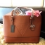 Guess Saffiano Shopping Bag กระเป๋าถือและคล้องบ่าทรงช้อปปิ้งใบใหญ่ หนังSaffiano ใส่เอกสารขนาด A4 ได้ จุของได้เยอะ ด้านหน้าสลักแบรนด์หนังลายนูนพร้อมประดับtagสายหนังถอดออกได้ เปิดปิดด้วยซิปเดียวด้านบน ภายในบุผ้าติดโลโก้ มีช่องเล็กและข่องใส่โทรศัพท์ เรียบง่า