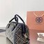 TORY BURCH FACTORY MONOGRAM JACQUARD BOSTON BAG กระเป๋าถือหรือสะพายรุ่นใหม่ล่าสุดจาก TORY BURCH FACTORY วัสดุ Woven Jacquard & Leather ในลาย Jacquard คงเอกลักษณ์แบรนด์สวยอยู่ทรงดีไซน์โดดเด่นทรง Boston เปิดปิดด้วยซิปคู่สะดวกใช้ขนาดกำลังดีใส่กระเป๋าสตางค์ยา