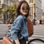 CELINE BESACE CUIR TRIOMPHE IN SMOOTH กระเป๋ารุ่นนี้นำเสนอในรูปทรงฮาล์ฟมูนที่ตอนนี้กำลังงมาแรง เปิดด้วยกระดุมแป๊กเพื่อเผยให้เห็นช่องภายในที่กว้างขวางและกระเป๋าด้านในแบบแบน คุณสมบัติที่โดดเด่นอีกอย่างของกระเป๋าอยู่ที่โลโก้ขนาดใหญ่ รูปทรงสะดุดตา สามารถสะพาย