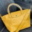 Longchamp Le Pliage Cuir Top handle bag S เรียกว่าเป็นกระเป๋าอีกหนึ่งรุ่นที่ไม่ว่ายังไงก็ฮอตฮิตและติดเทรนด์ตลอดไม่เคยเปลี่ยนกับ ทรง Le Pliage Cuir หนึ่งในตระกูลกระเป๋าสุดไอคอนิกจากแบรนด์